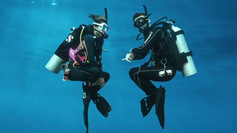 2 scuba divers underwater practicing buoyancy