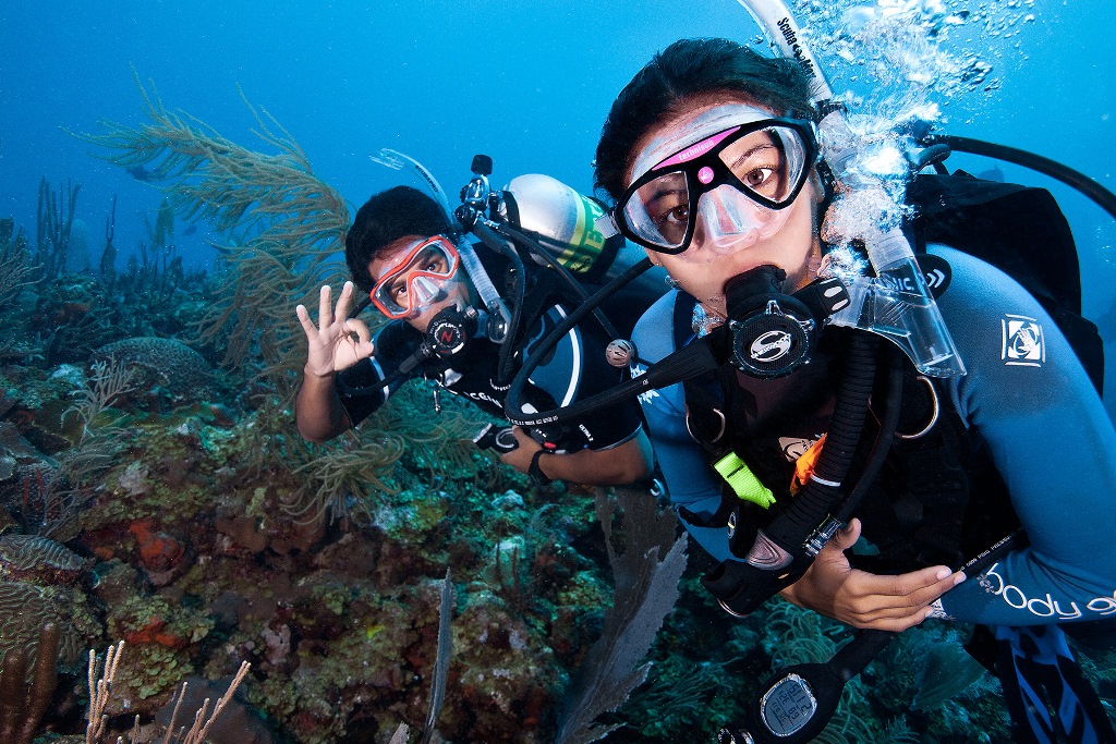 2 divers underwater
