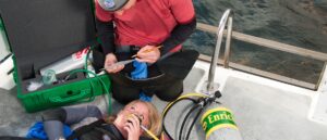 Giving O2 to injured diver