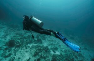 scuba diver good trim in deep water