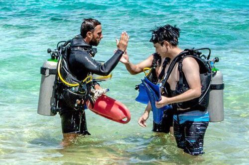 Scuba Divers learning to dive 2 Scuba divers with dive instructor at Sand Dollar Sports